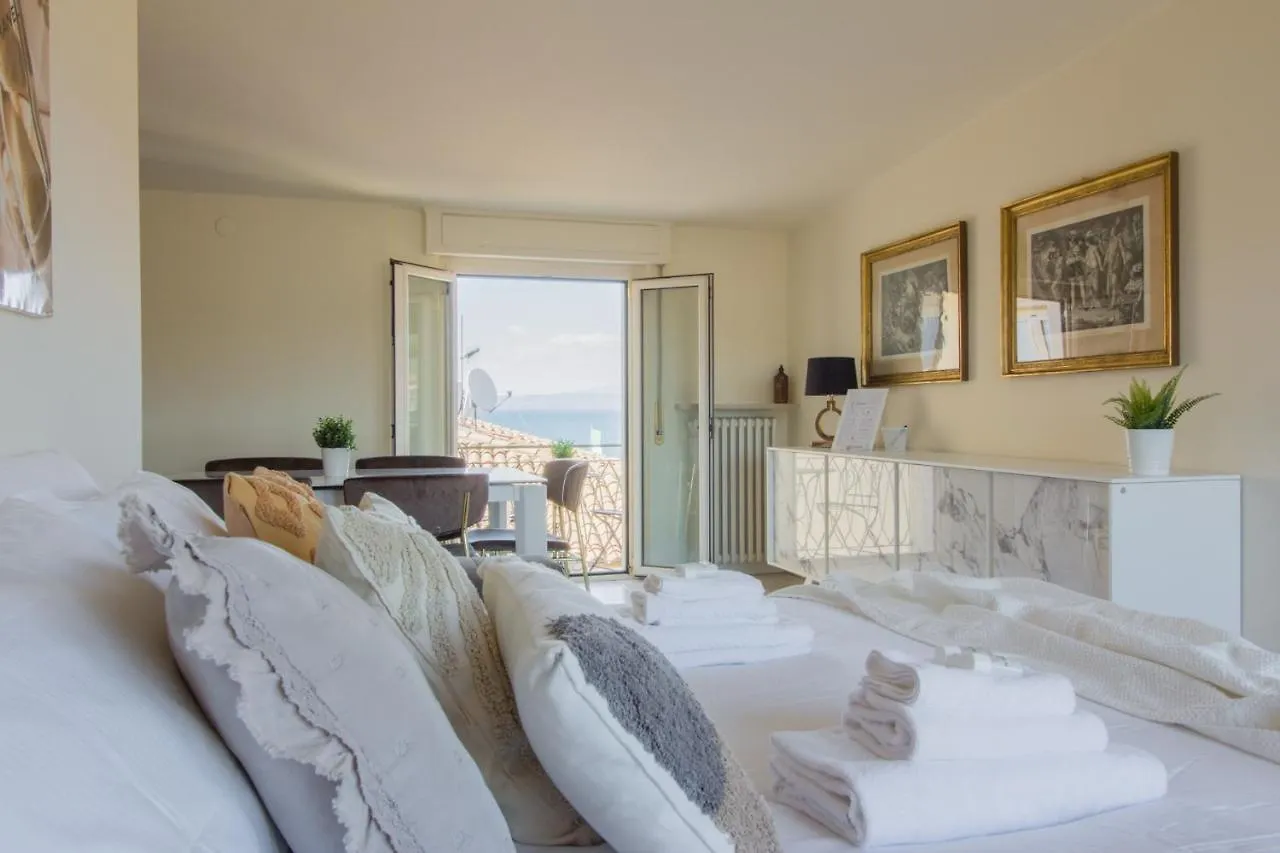 Apartment Bardolino Fronte Lago Di Garda, La Finestra Sull'Acqua